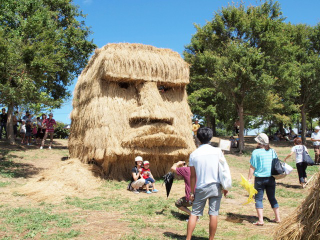 Illustration for article titled Japan's Straw Beasts Are Huge, Wonderful, and Highly Flammable
